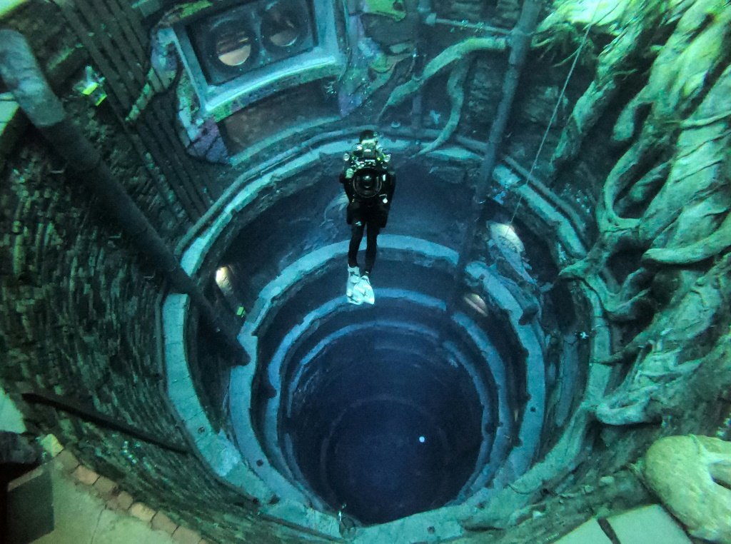 Um mergulhador experimenta o Deep Dive Dubai, a piscina mais profunda do mundo, chegando a 60m, nos Emirados Árabes Unidos. 