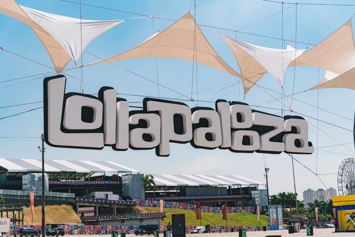 Roda-gigante, brindes, degustações, espaços para fotos e videogames estão entre as atrações de marcas no Lollapalooza 2024