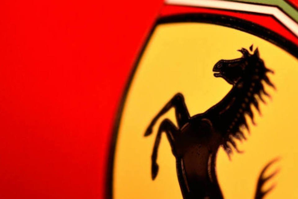 Motorista sofre acidente e abandona Ferrari em SP