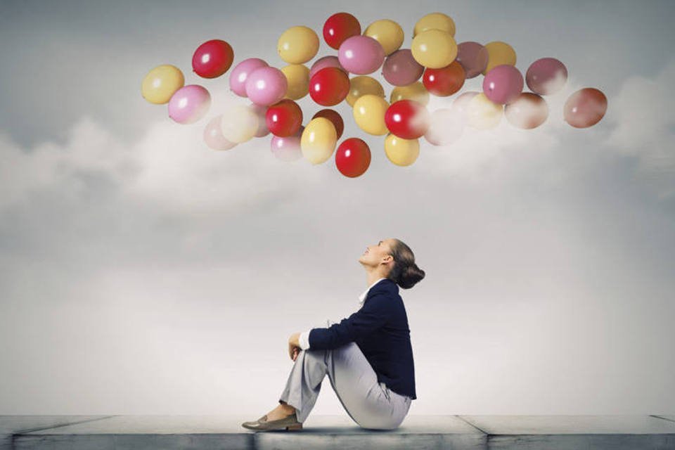Jovem olha para balões:  possibilidade de desenvolvimento profissional é o principal requisito de uma "empresa dos sonhos" (Thinkstock)