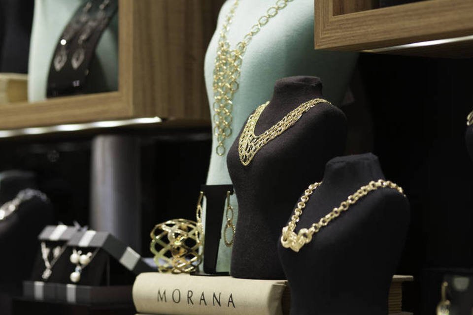 Brilhantes e douradas: como são feitas bijuterias da Morana