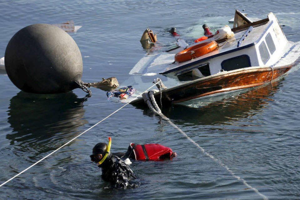 Ação de resgate na Grécia acontece neste domingo após naufrágio
