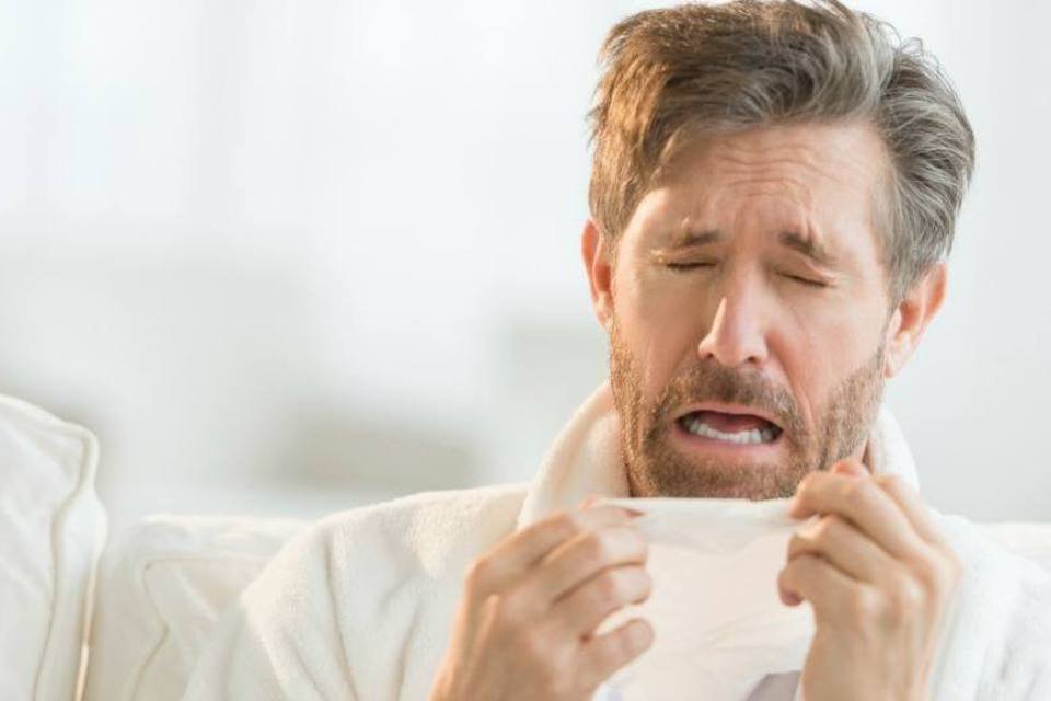 Homem rasga a garganta tentando segurar espirro