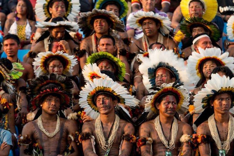 Índios afetados por obras do Maracanã comemoram prisão de Cabral
