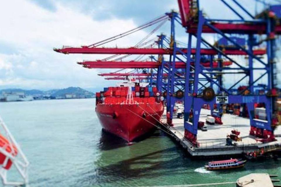 Navio no porto de Santos: em 2018 as exportações brasileiras atingiram o maior valor dos últimos cinco anos (Germano Lüders/Exame)