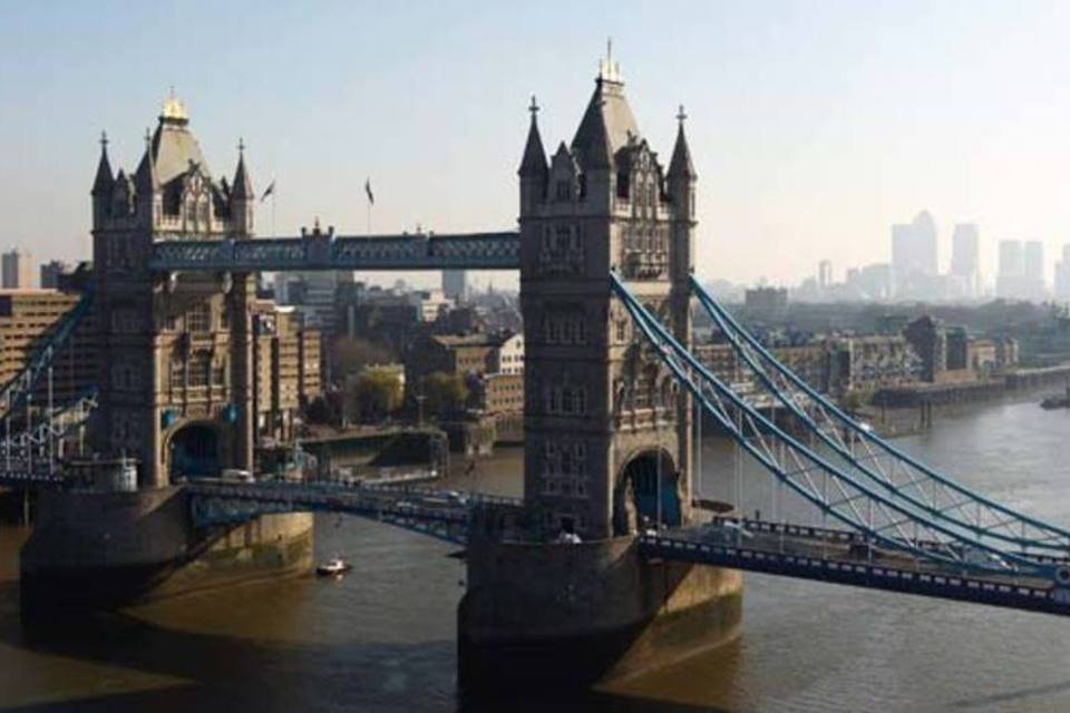Tower Bridge de Londres é bloqueada e causa engarrafamentos