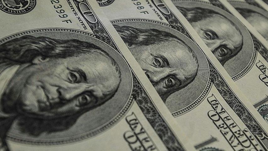 Dólar cai ante real após corte na Selic