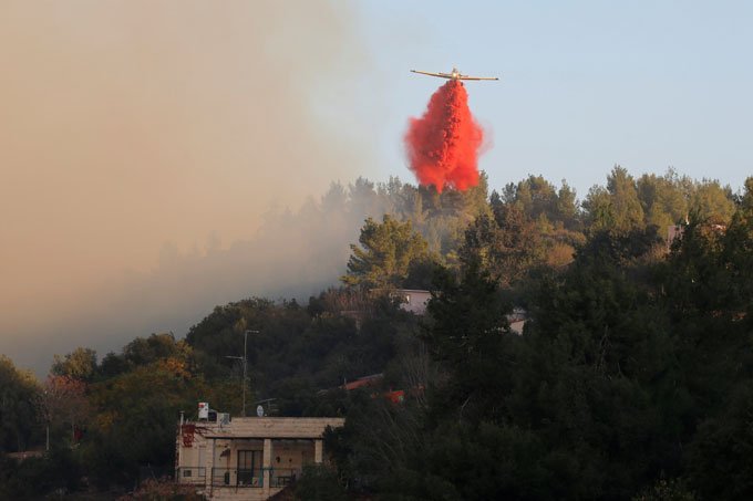 Aviões estrangeiros ajudam Israel a combater dezenas de incêndios