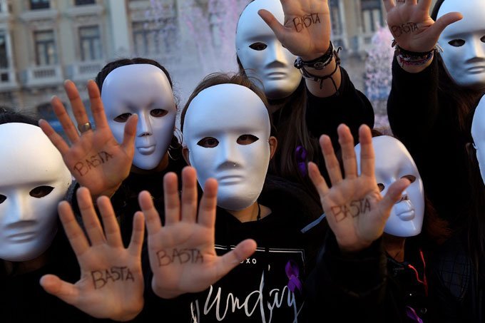 Mulheres vão às ruas no mundo contra o feminicídio
