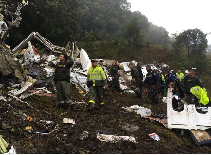 Avião da Chapecoense cai e mata mais de 70; há sobreviventes
