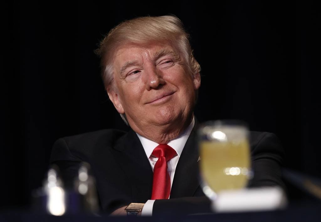 Trump promete reduzir 'consideravelmente' custo de muro