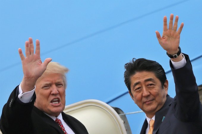 Trump e premiê japonês falam do futuro do mundo jogando golfe