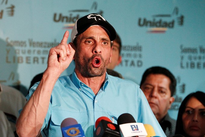Capriles: afirmou que, na segunda, haverá marchas em todo o país contra o "massacre" e a "fraude" do domingo (Christian Veron/Reuters)
