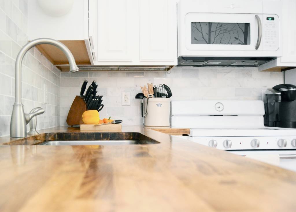 Na correria do dia a dia, em uma casa grande ou uma cozinha pequena, um bom forno de micro-ondas pode fazer a diferença para cozinhar com praticidade (Emily May/Flickr)