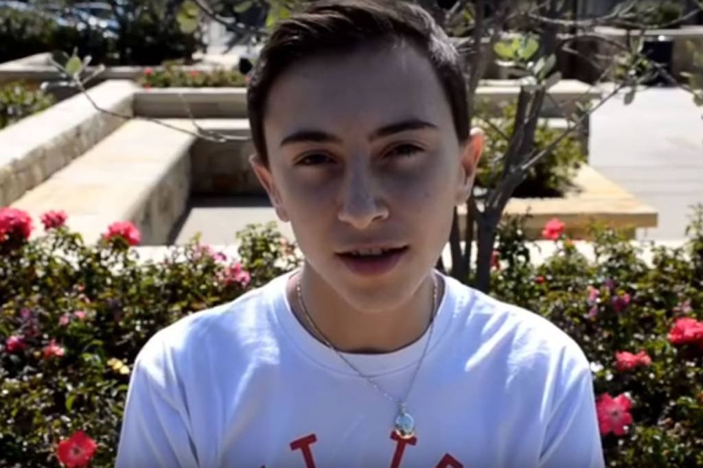 Filho de Chester Bennington faz vídeo de prevenção ao suicídio