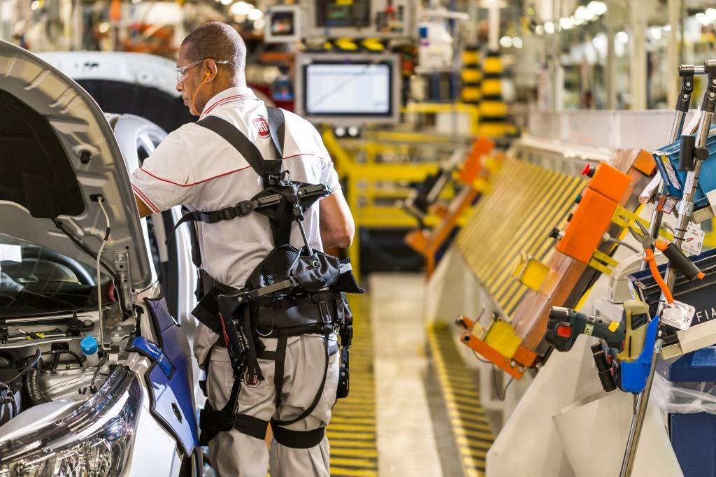 Exoesqueleto: funcionários da fábrica da Fiat em Betim já usam algumas unidades do reforço para maior conforto e ergonomia (FCA/Divulgação)