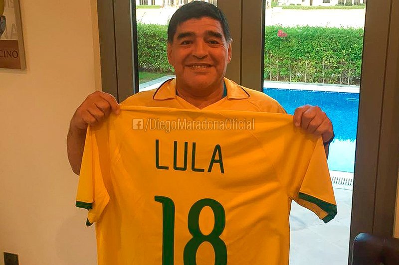 Maradona posta foto em apoio a Lula durante julgamento