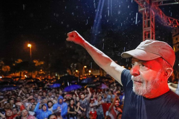Prisão é queda “triste e vergonhosa” de Lula, diz Financial Times