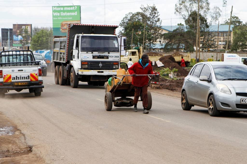Quênia: carregadores de água transportam galões de 20 litros e podem ganhar até 8 euros por dia (Njeri Mwangi/Reuters)