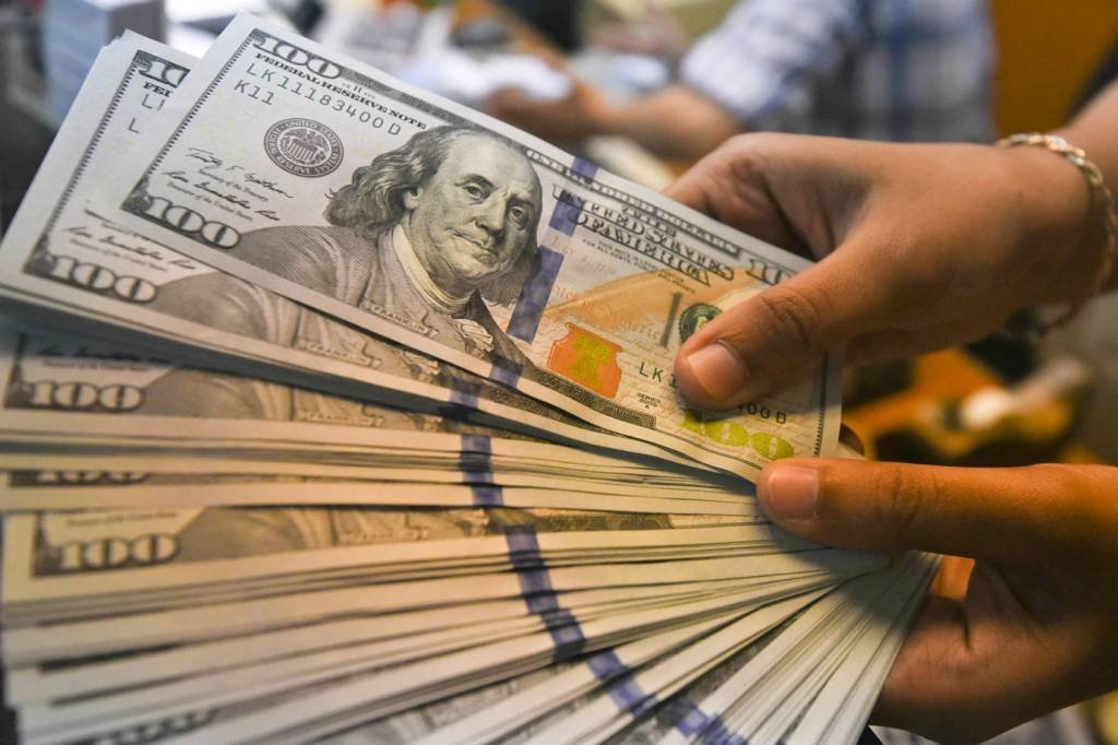 Dólar sobe monitorando cenário externo