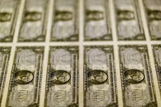 Dólar supera R$ 3,70 com apreensão sobre greve e impacto fiscal