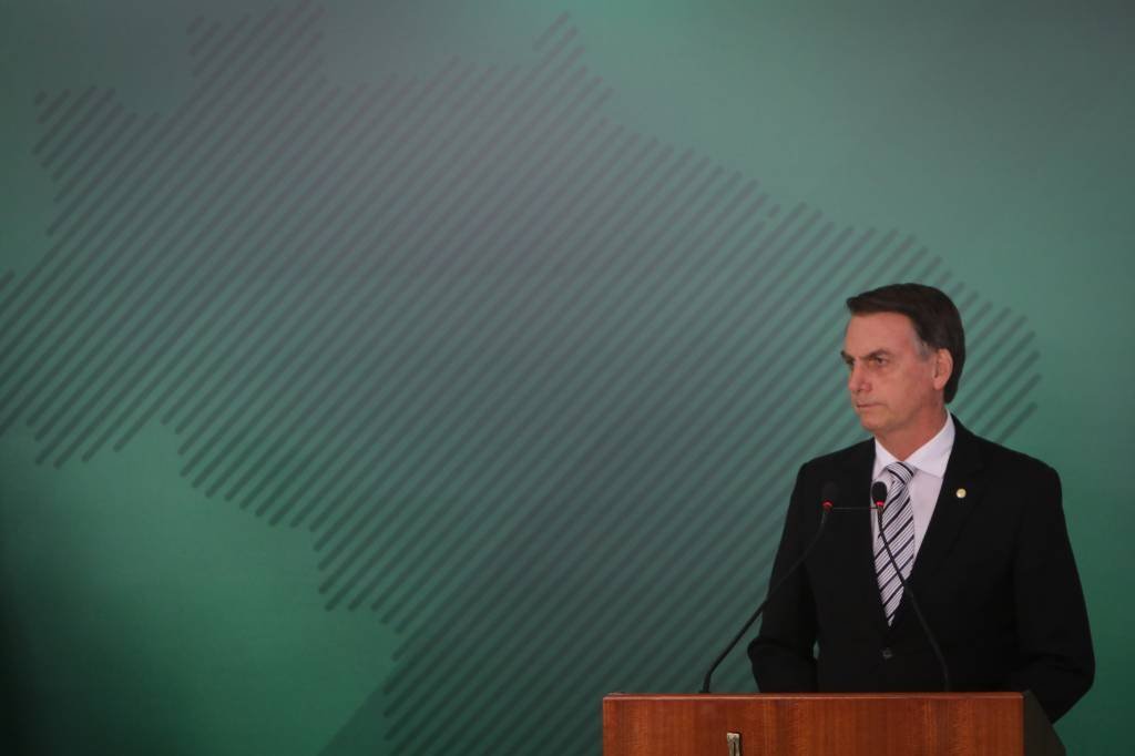Bolsonaro anuncia novo ministro e derruba ações da Eletrobras