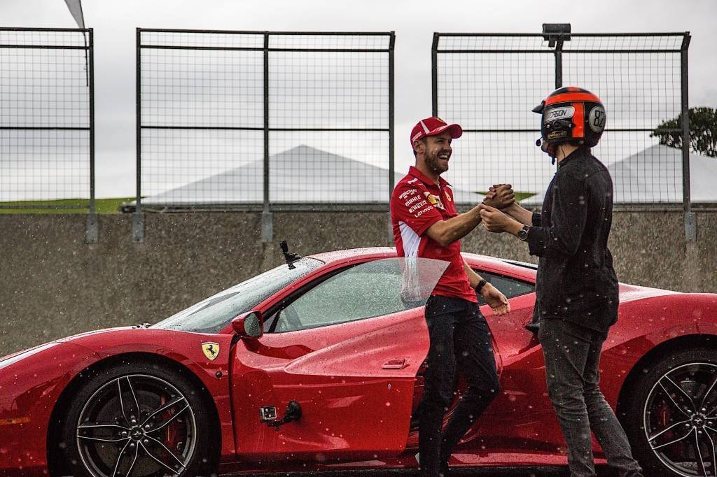 Em ação surpresa de Shell V-Power, Vettel leva youtubers até uma Ferrari