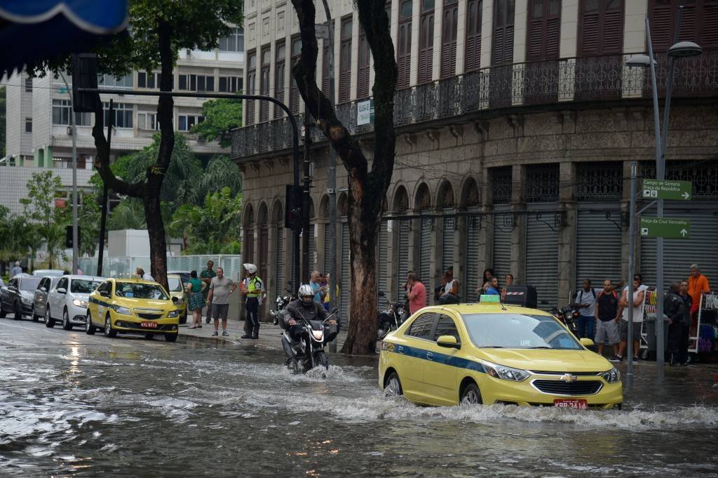 Chuvas no Rio de Janeiro deixam dois desaparecidos, alaga hospital e fecha Avenida Brasil