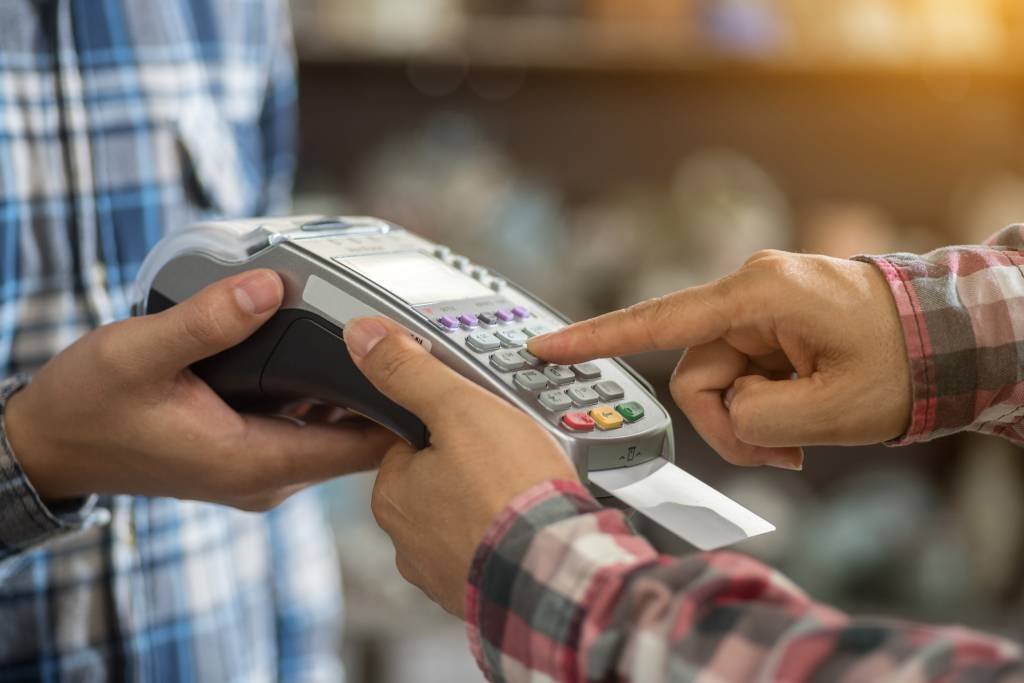 Crediário no cartão: Nova linha de crédito pode aumentar o endividamento de consumidores (boonchai wedmakawand/Getty Images)