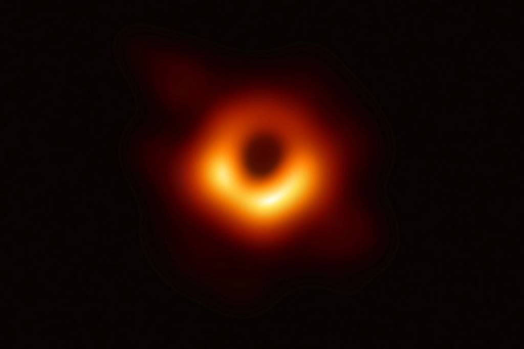 Primeira imagem de um buraco negro rende prêmio milionário para cientistas