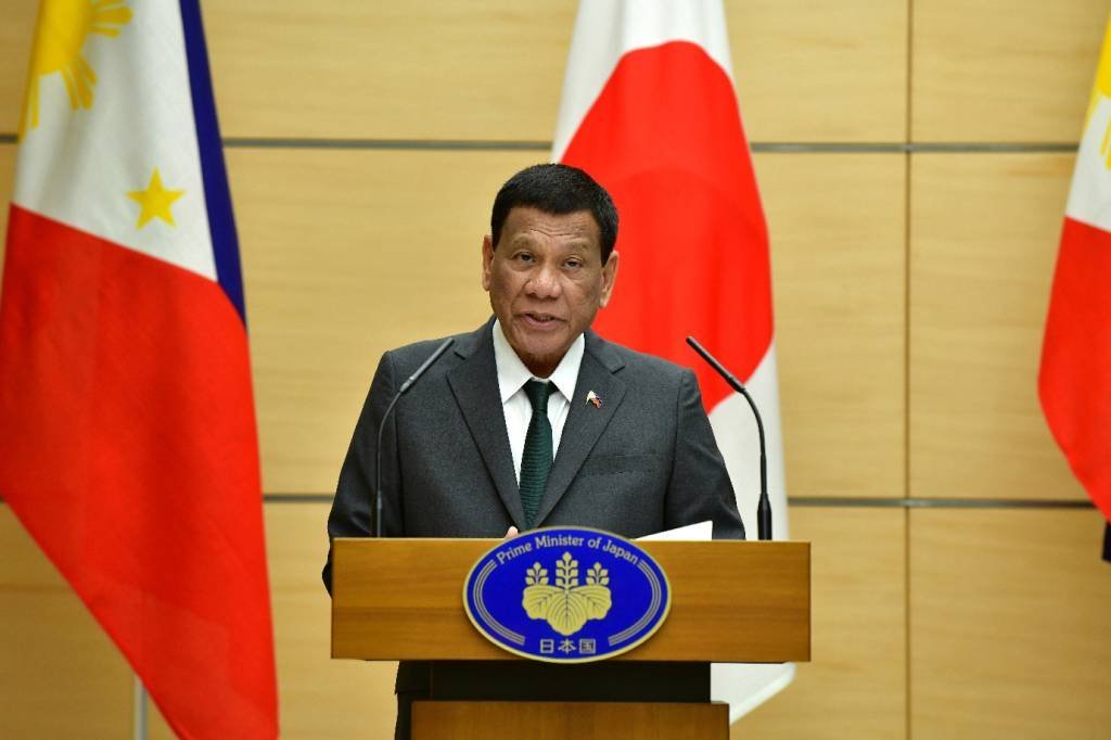Presidente filipino diz que era gay, mas "se curou" com belas mulheres
