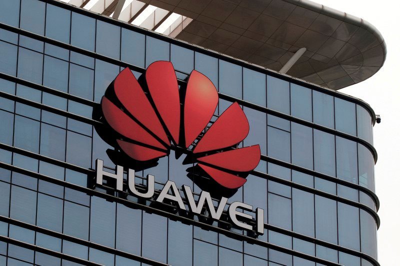 Bolsonaro avalia proibir Huawei na rede 5G do Brasil