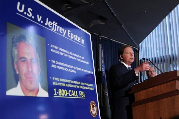 Magnata Jeffrey Epstein, preso por abusar de menores, se suicida na prisão
