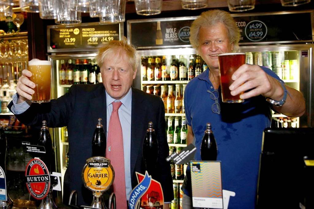 Conheça o dono de rede de pubs que financia (e fatura com) o Brexit