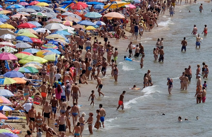 MAR MEDITERRÂNEO: enquanto a temperatura média do planeta e dos mares aumenta, pesquisas apontam que a temperatura do corpo humano pode estar diminuindo.  / Heino Kalis/Reuters