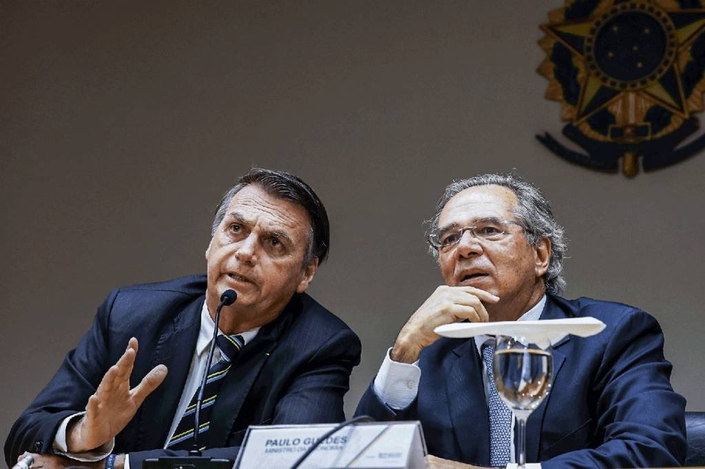 Bolsonaro dá aval para Guedes discutir "nova CPMF" -- Maia contesta