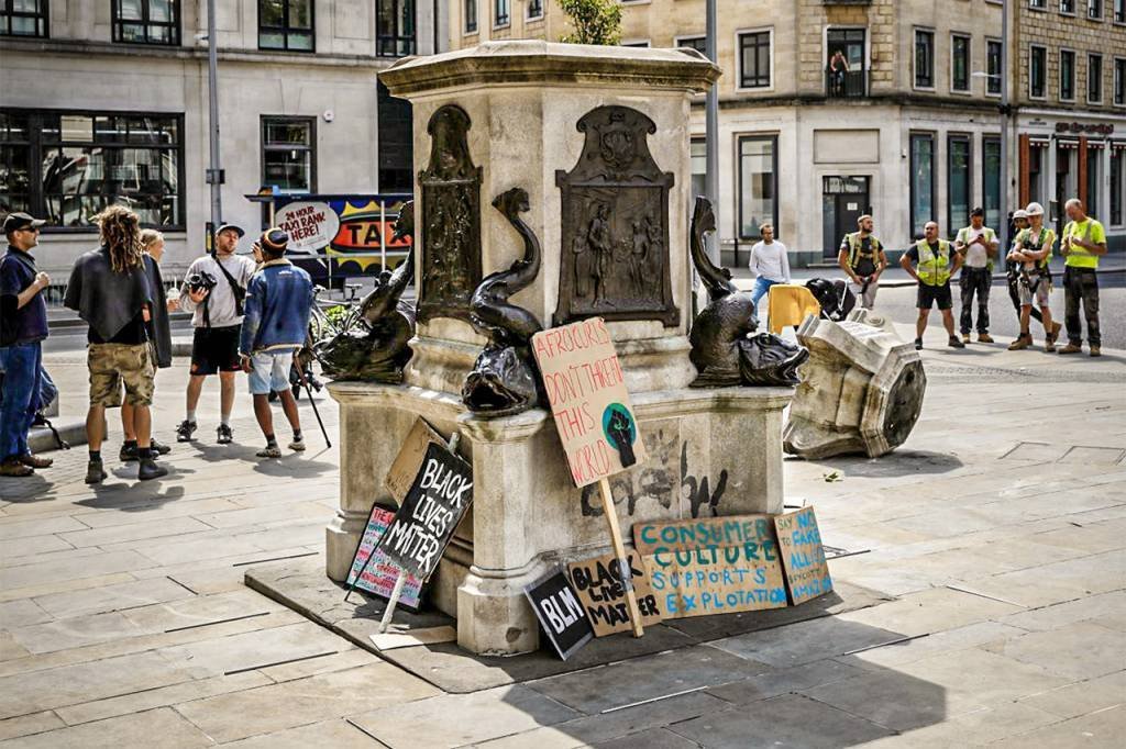 Londres reverá monumentos após protesto contra estátua de escravocrata