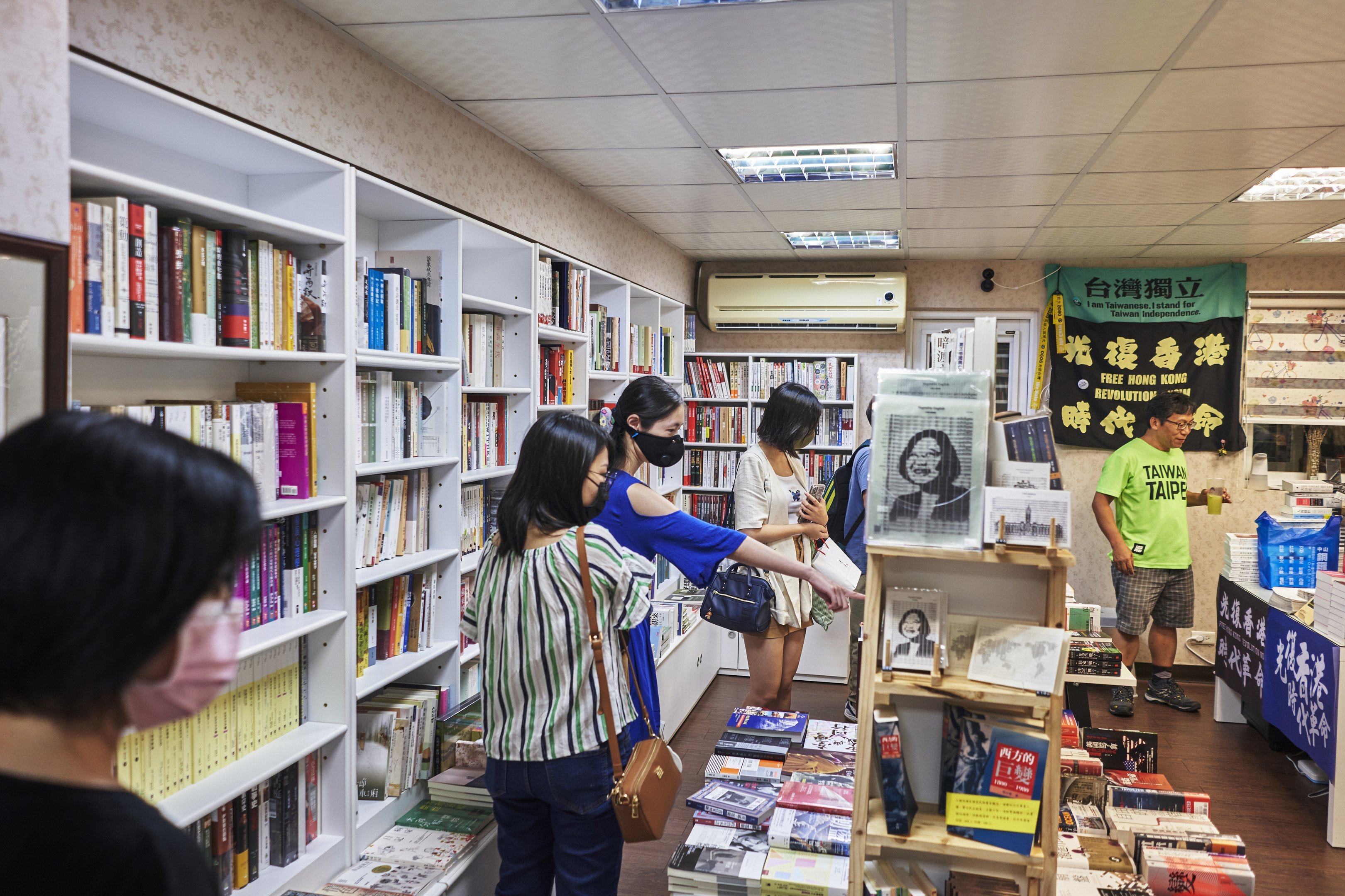 Clientes na Causeway Bay Bookstore, em Taipei