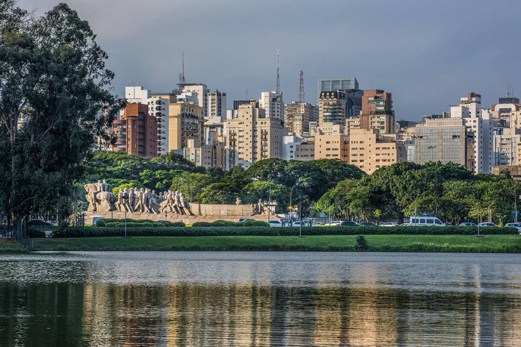 Parque do Ibirapuera; lago; prédios; Monumento; Bandeiras
