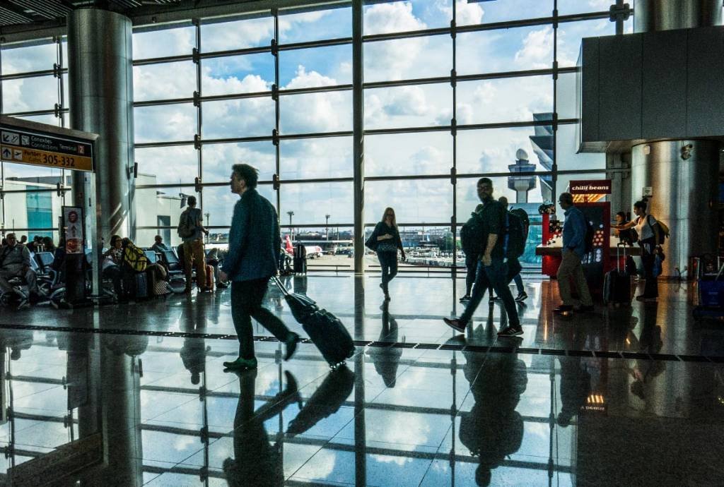 Receita Federal proíbe uso de celular no terminal de cargas do aeroporto de Guarulhos