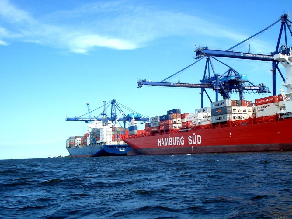 Navios de carga no Porto de Paranaguá: o grande potencial do Brasil é para exportar produtos bons para o clima (André Zabel/Flickr)