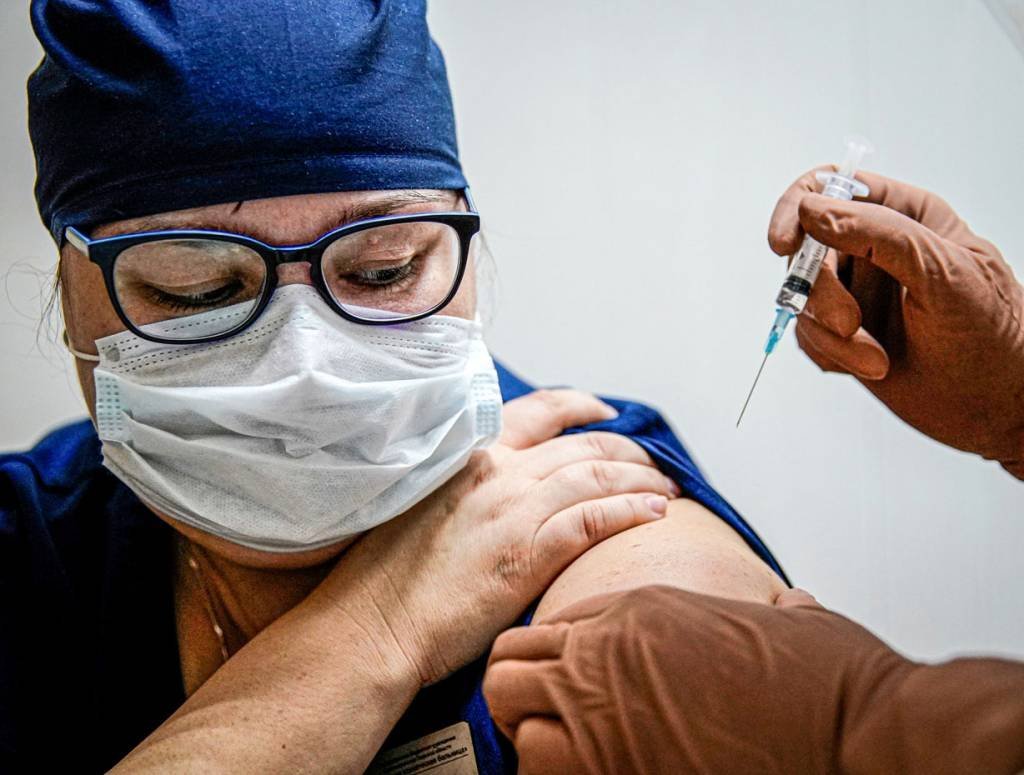 Médica da Fiocruz: “Anvisa consegue aprovar vacina em menos de 60 dias”