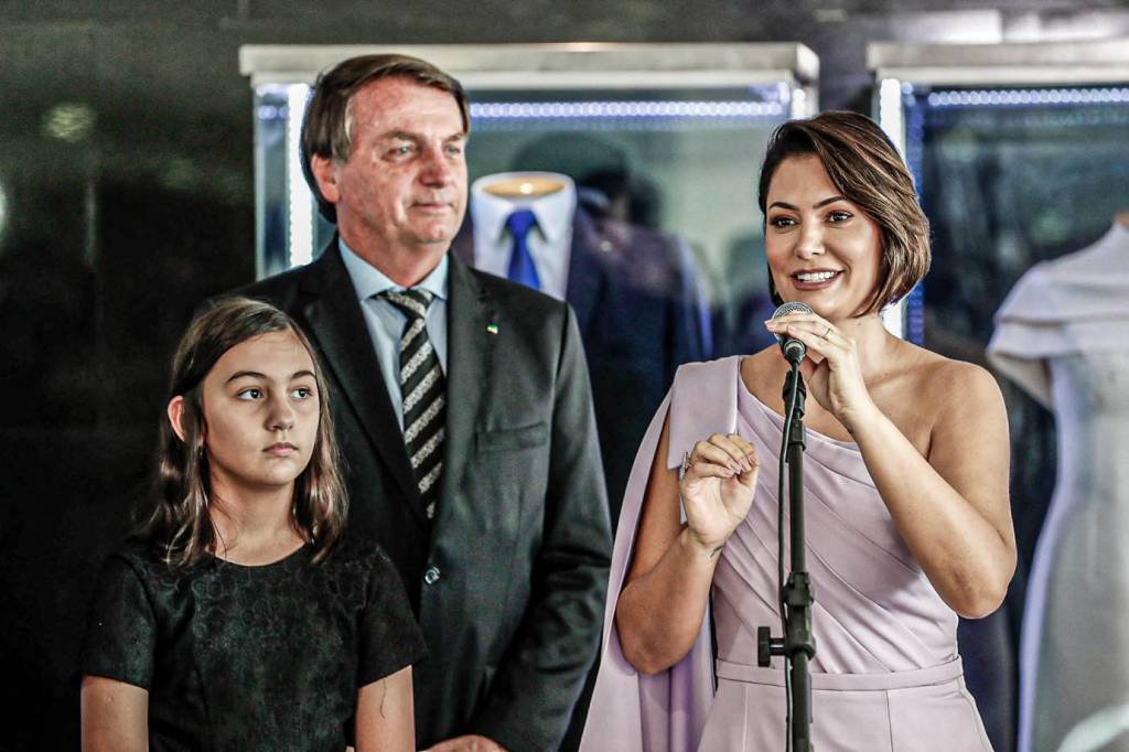 Sob ameaça da inelegibilidade, Bolsonaro afirma que Michelle pode ser candidata à presidência