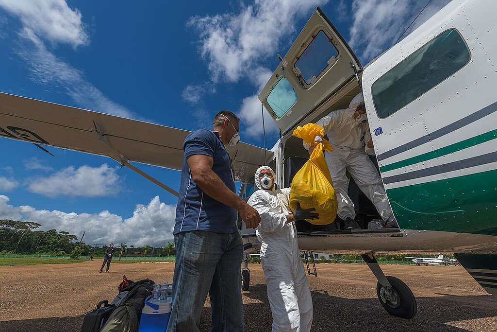 Durante a pandemia, Greenpeace usou avião para distribuir medicamentos e equipamentos médicos para populações indígenas na Amazônia (Marcos Amend/Greenpeace/Divulgação)