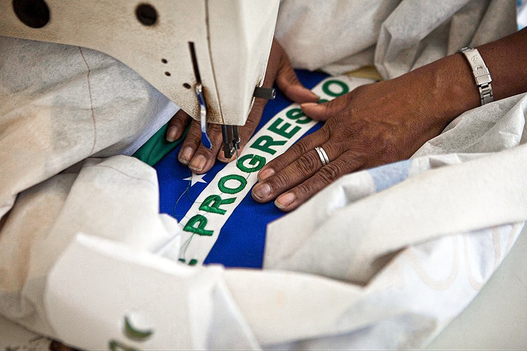 Trabalhadora costura bandeira do Brasil.  (Dado Galdieri/Bloomberg)
