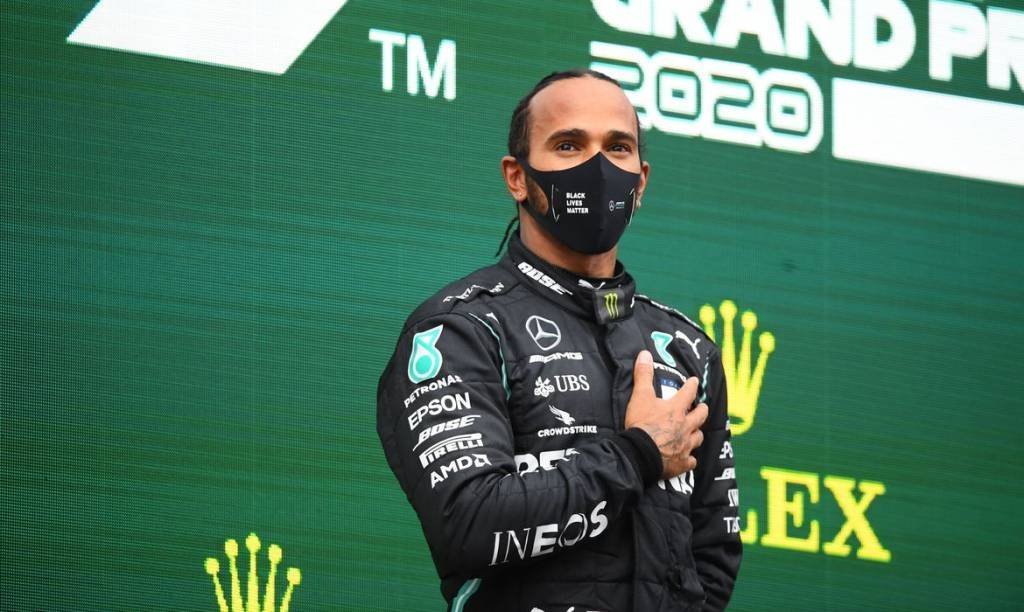 Em êxtase, Hamilton comemora sua 100ª pole position