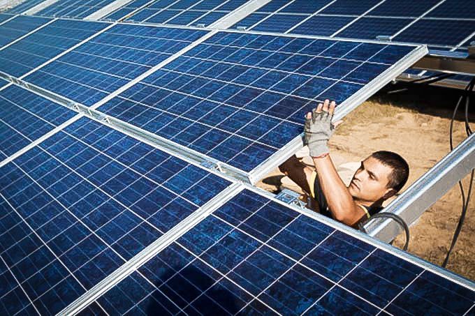 Queda da Selic impulsiona energia solar e financiamentos aumentam 50%