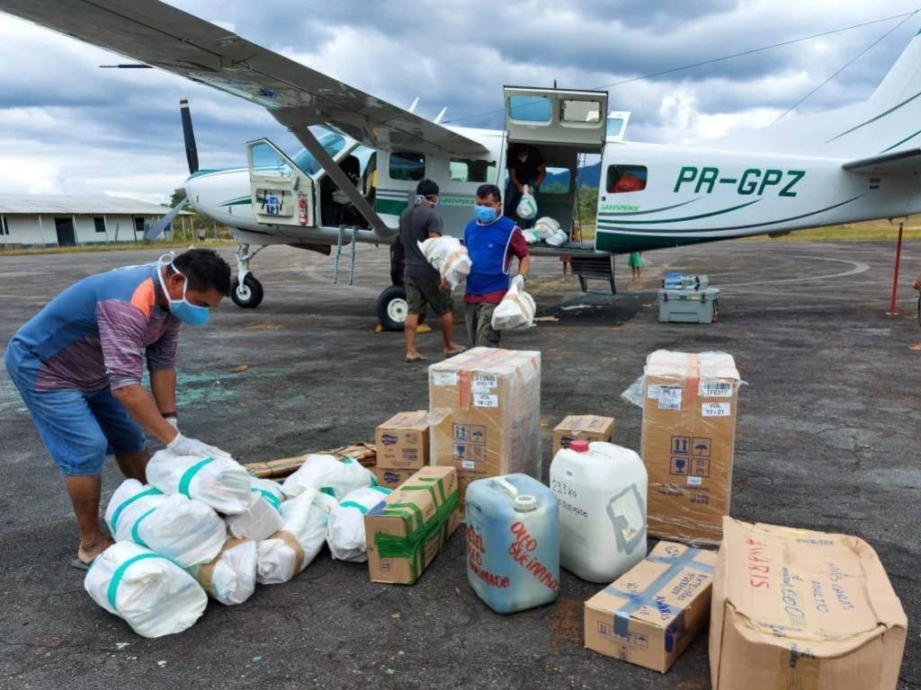 Projeto Asas de Emergência, do Greenpeace, transportou mais de 63 toneladas de equipamentos e insumos de saúde para populações indígenas da região Norte (Greenpeace/Divulgação)
