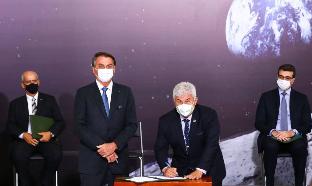 Brasil adere ao programa Artemis e planeja enviar primeira mulher à Lua