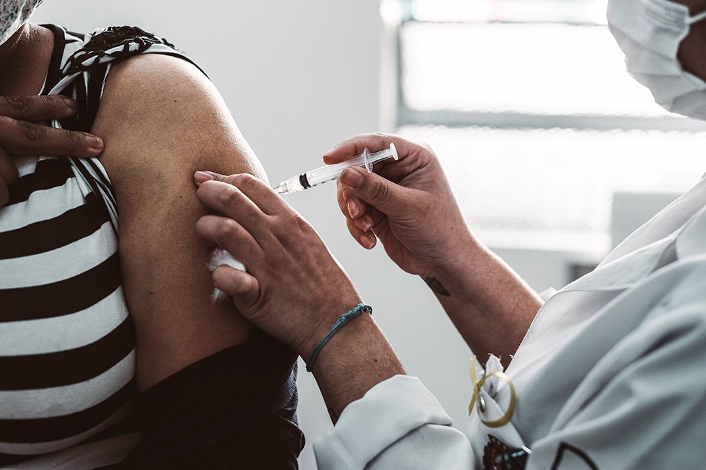 Brasil passa a marca de 600 mil mortes por covid-19; vacinação avança